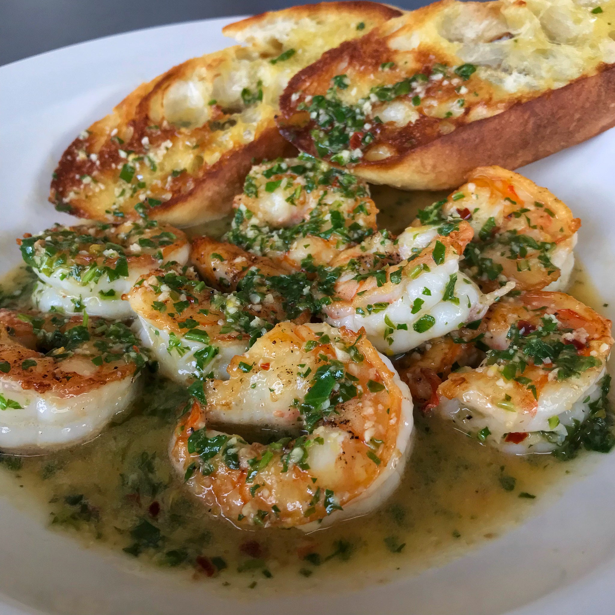 best shrimp scampi recipe in a white dish with toasted garlic bread